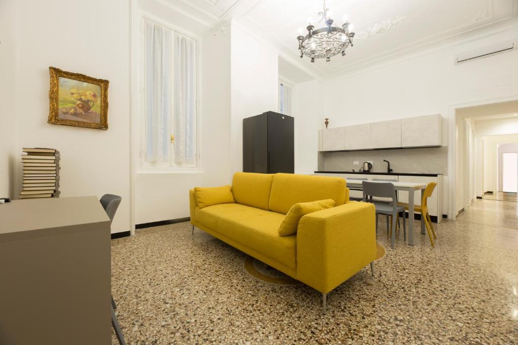 JOIVY Spacious 5-Bedroom Flat with Balcony in Central Genoa - 1