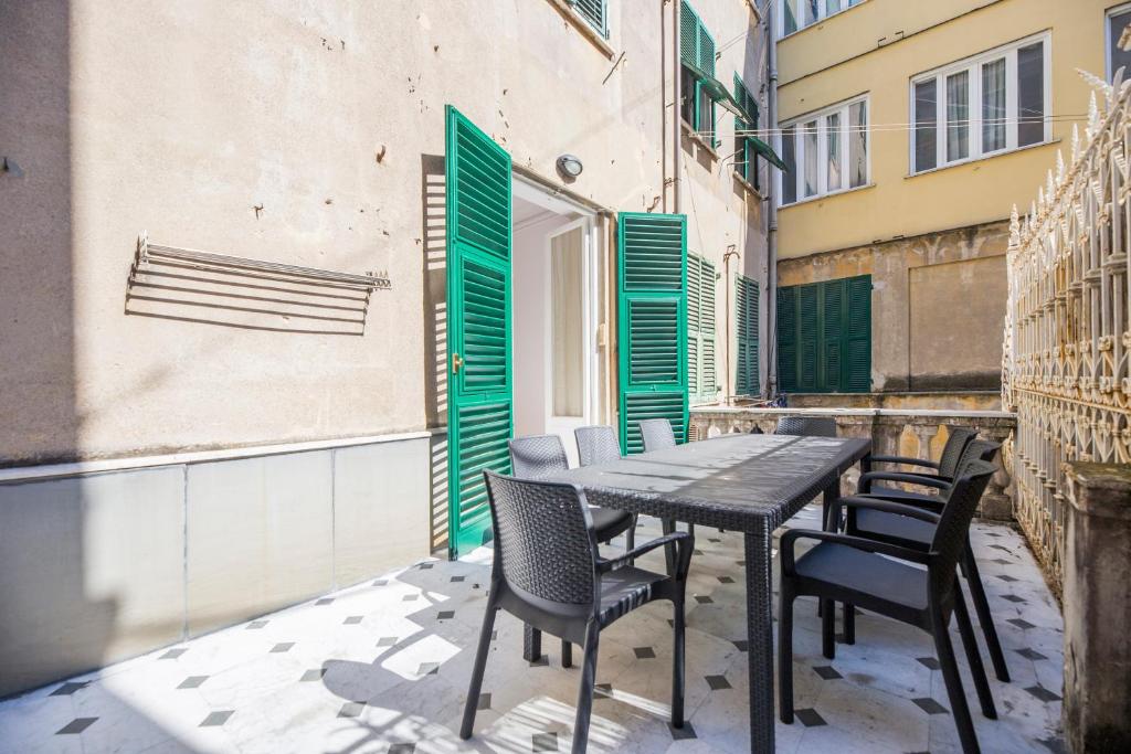 JOIVY Spacious 5-Bedroom Flat with Balcony in Central Genoa - 5