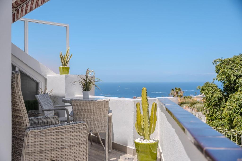 Charming 1-Bedroom Apartment with Ocean Views in Costa Adeje - 2