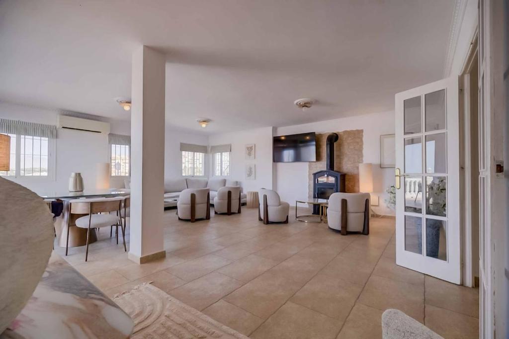 143 - Spacious Villa with Private Pool & Stunning Views - 5
