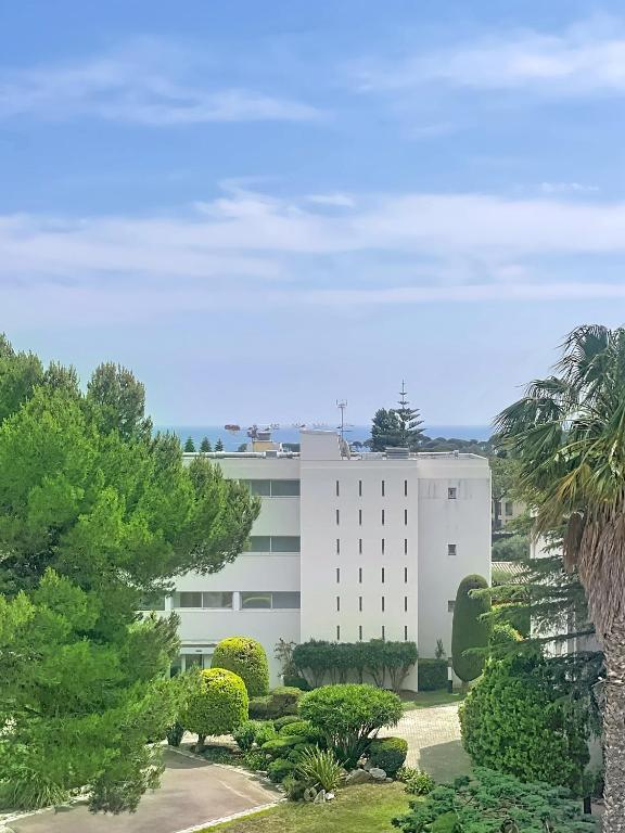Cap d'Antibes - For 2 people, sea view & parking - 4