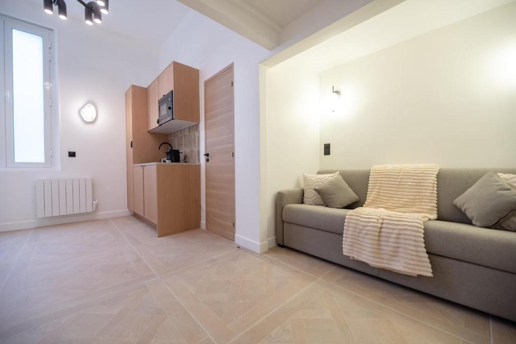 Cosy Flat by Quai d'Orsay, near Eiffel Tower - 3