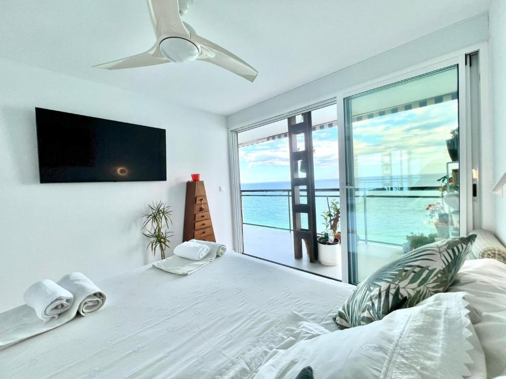 Stunning ocean views Totally refurbished Great terrace Direct access to the beach Air conditioner Wifi - 3