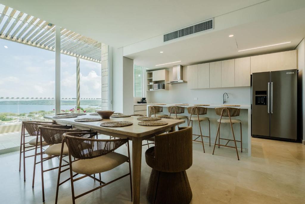 Oceanfront Luxury with 3 Bedrooms Jacuzzi & balcony - 2