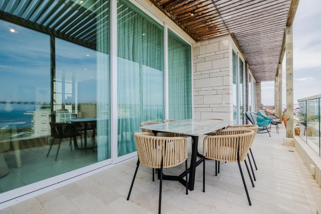 Oceanfront Luxury with 3 Bedrooms Jacuzzi & balcony - 4