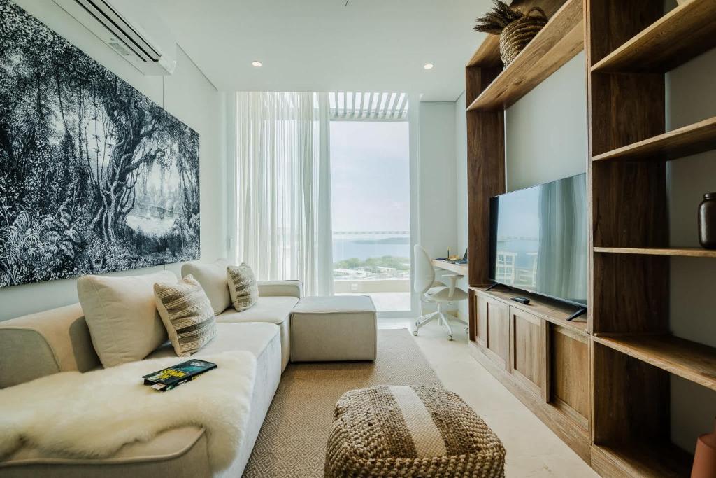 Oceanfront Luxury with 3 Bedrooms Jacuzzi & balcony - 1