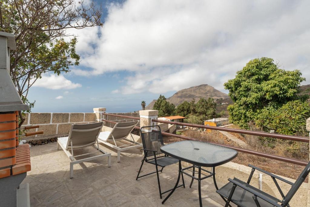 Charming Farmhouse Retreat in Arona with Stunning Views - 1