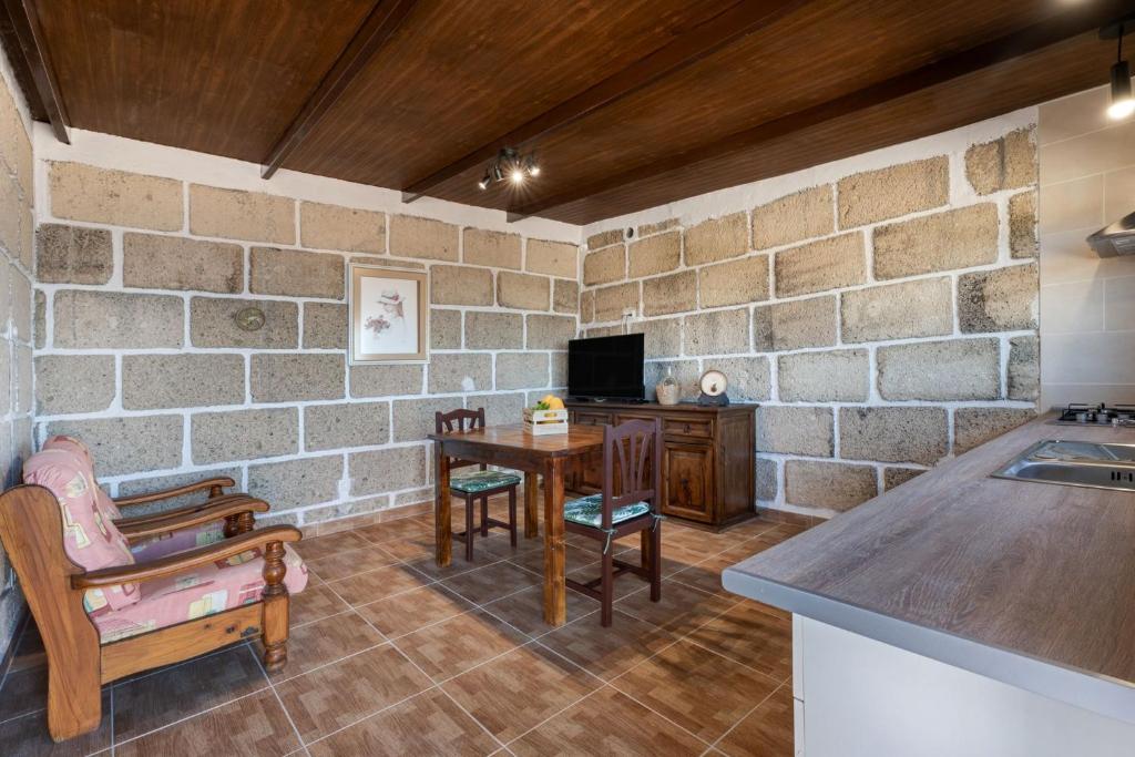 Charming Farmhouse Retreat in Arona with Stunning Views - 4