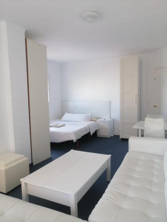 Habitación preciosa grande centro malaga justo enfrente del centro comercial VIALIA también del centro comercial LARIOS y la estación de tren María zambrano también cerca a la playa - 3