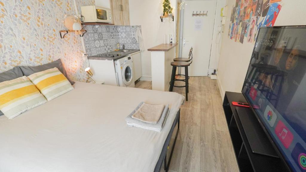 4 Stylish studio in Paris near République Metro - 2