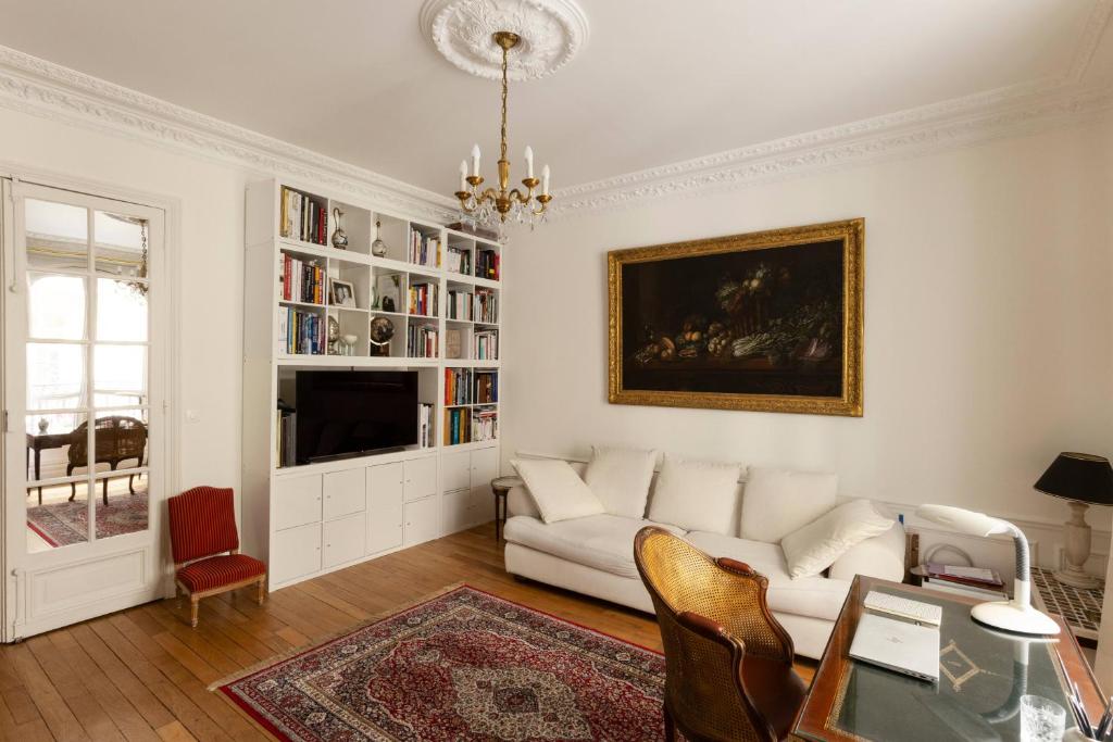 The Parisian Salon - 4