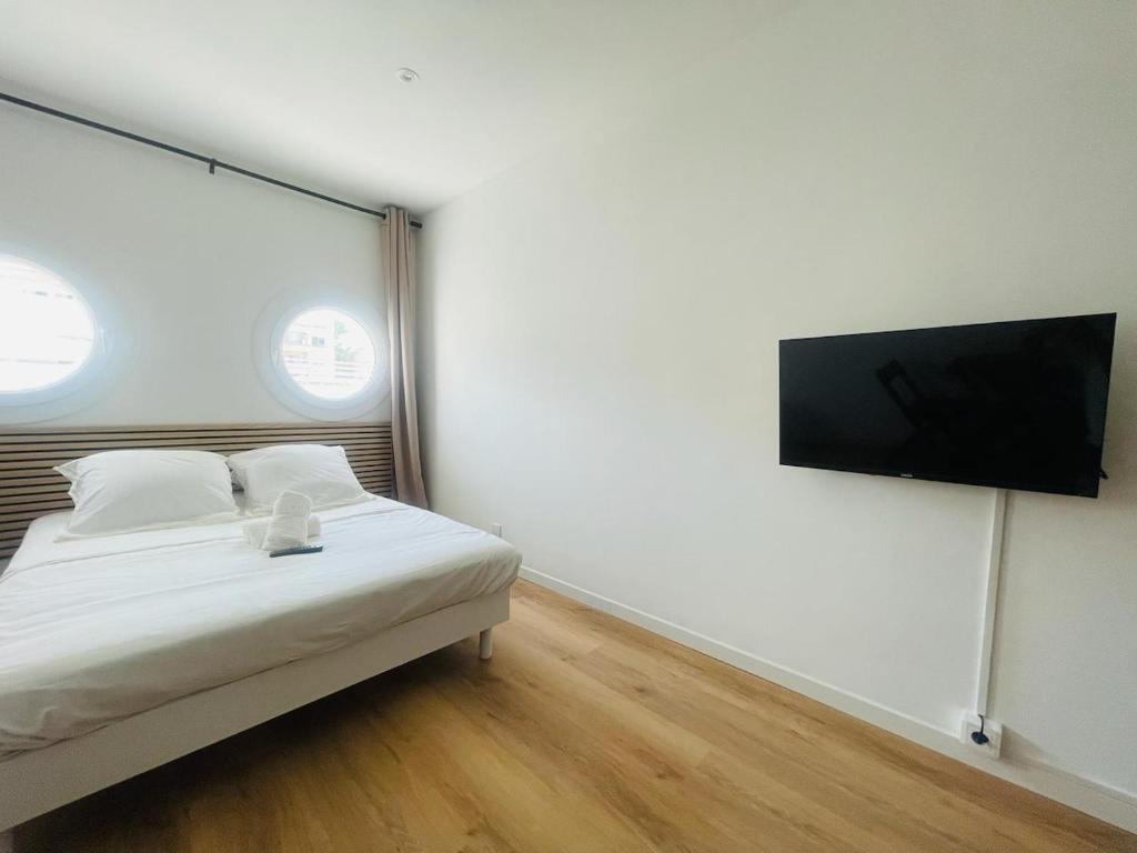 Studio cosy avec piscine, port et plages à pied - 2
