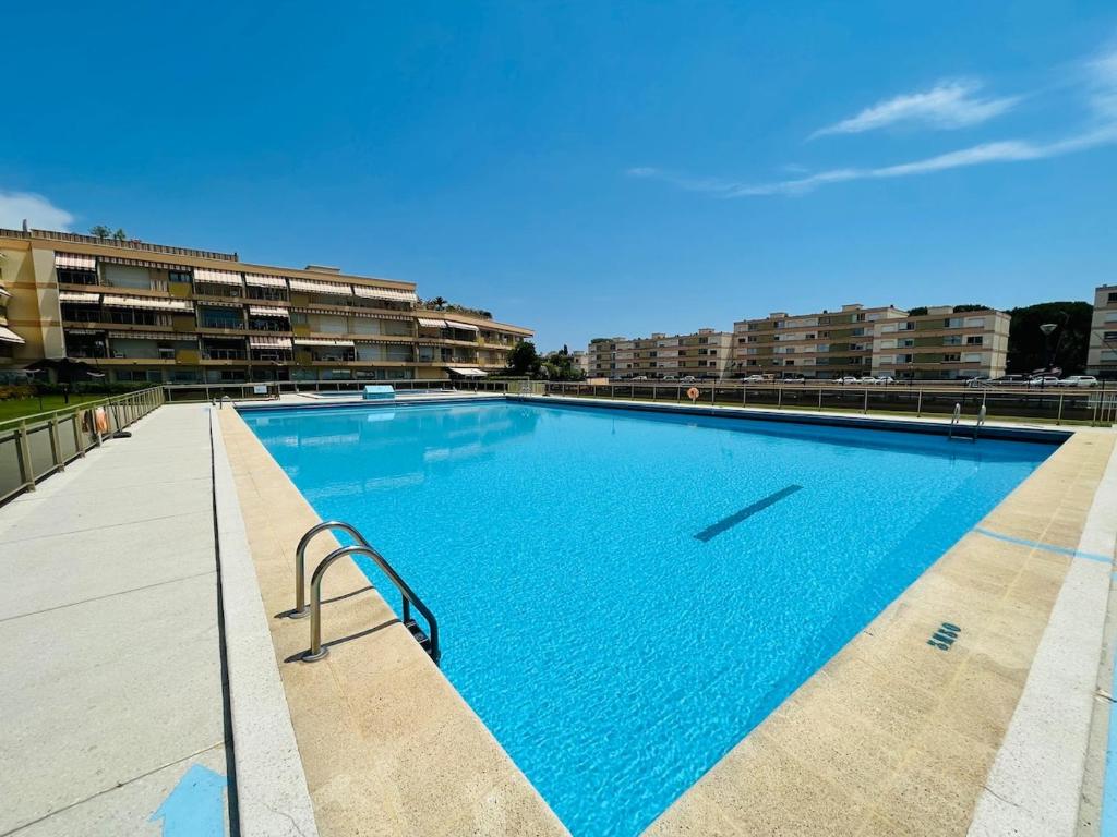 Studio cosy avec piscine, port et plages à pied - 1