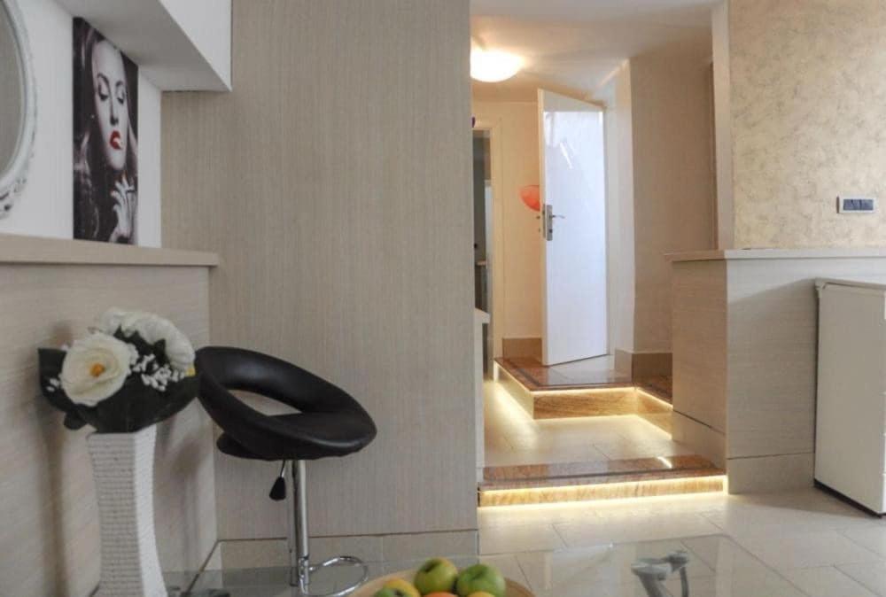 DivaLux New Suite E Boutique Hotel with AC and Wi-Fi - 3