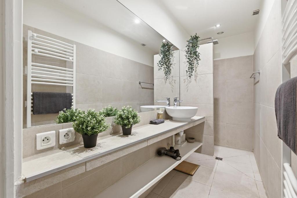 Sophisticated 1BR Near Opéra and Champs-Élysées - 4