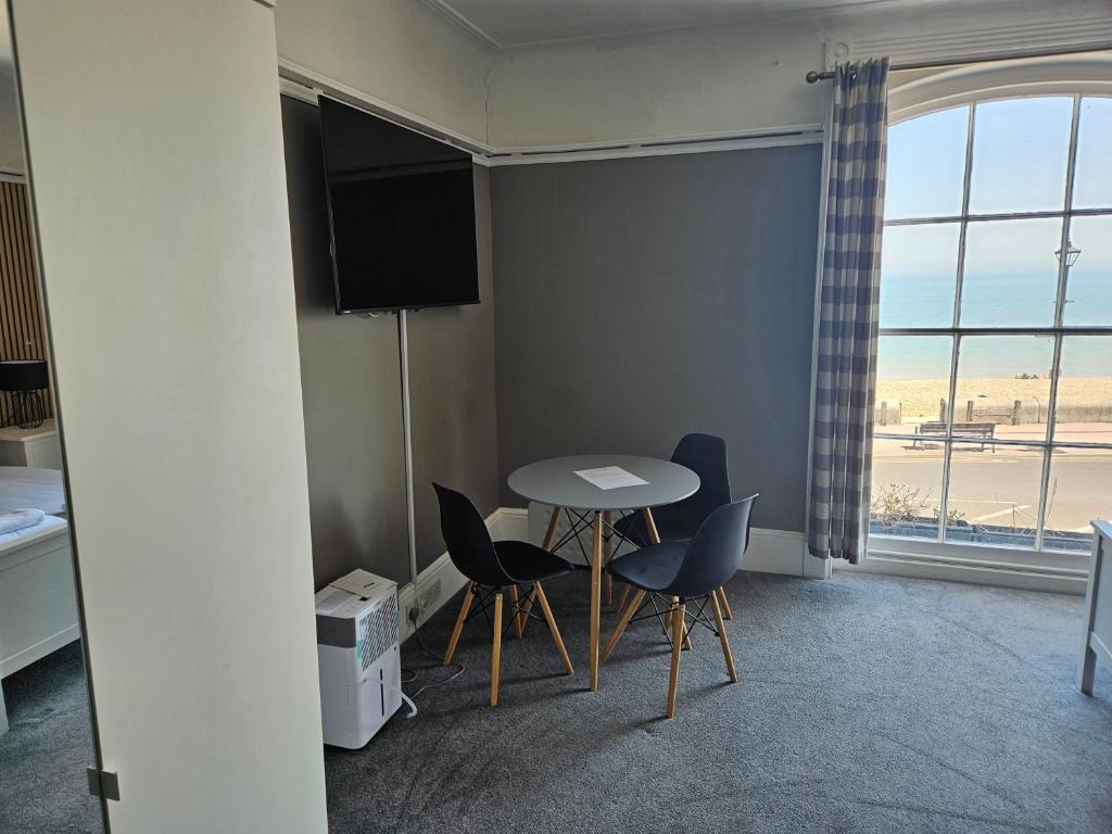 Waterfront Hotel, Deal photo 5