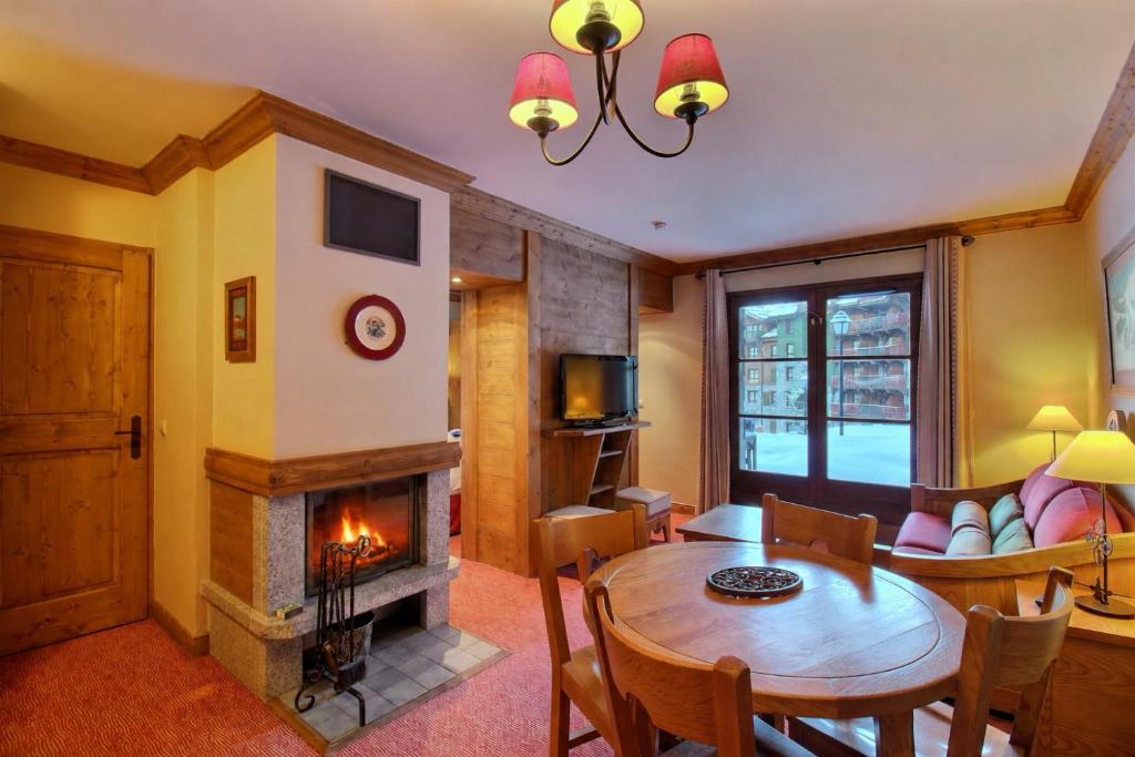 ARC 1950 - Suite de Prestige - Cheminée intérieur - 2
