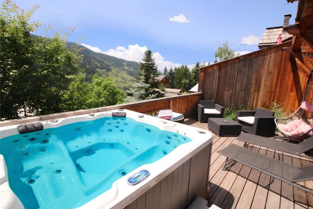 Chalet with Ski Slope Views, Jacuzzi & Cinema Room - 2