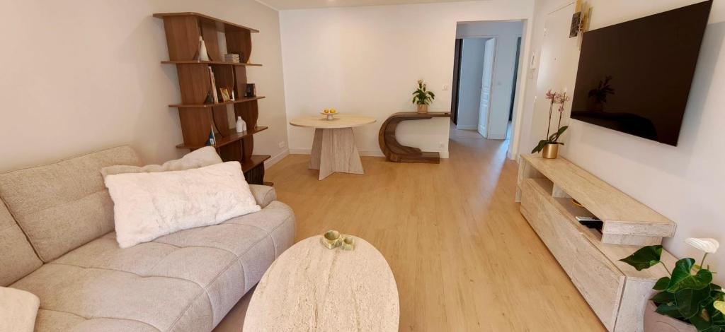 Apartment with terrace and private parking - 1