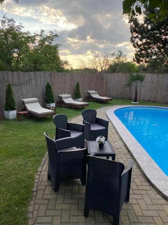 Pool House - 5