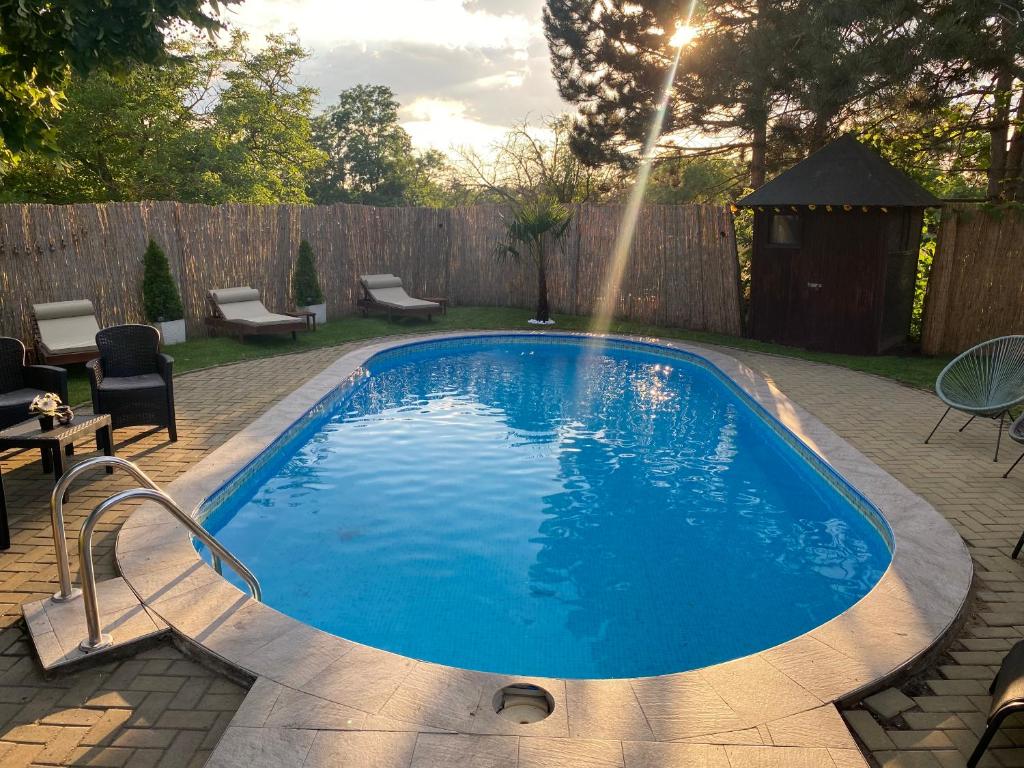 Pool House - 4