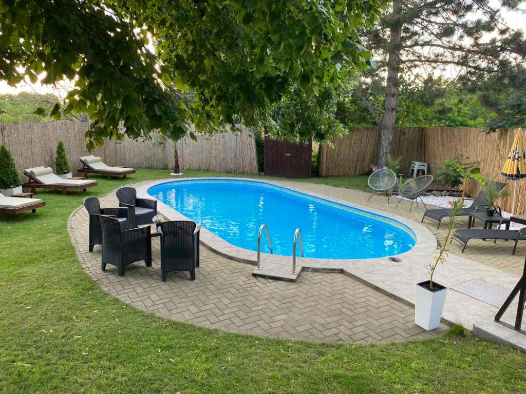 Pool House - 3