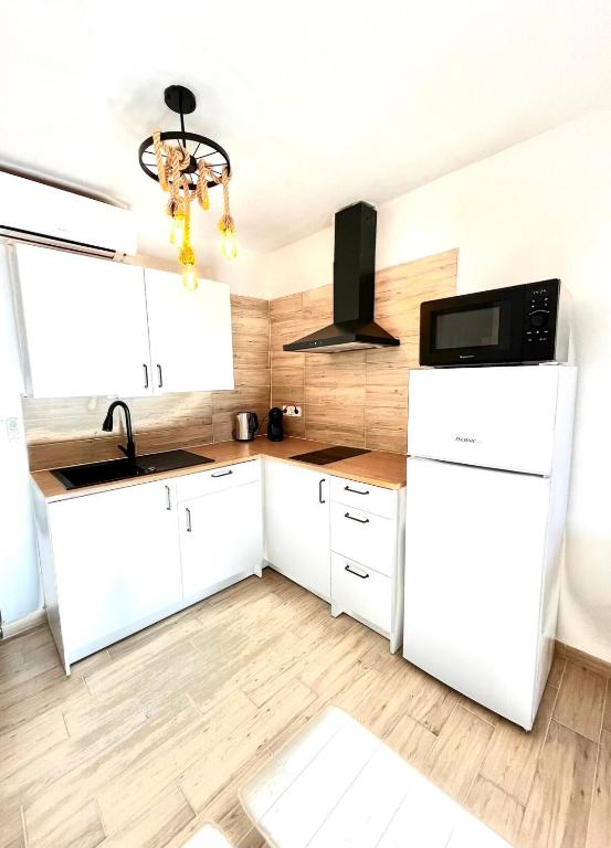 Charming 2-room air-conditioned, sea view - 2