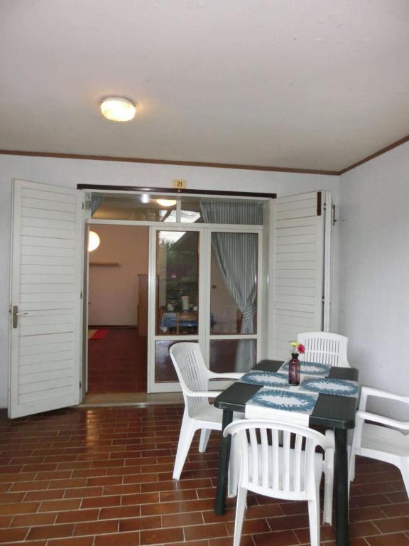 Holiday home with pool, garden and fireplace - 2