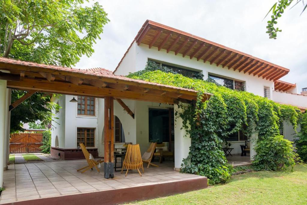 PUEBLO CHACRAS casa entera con quincho, jardín y pileta dentro de barrio semi cerrado y próximo al casco historico de Chacras de Coria en Lujan de Cuyo - 3