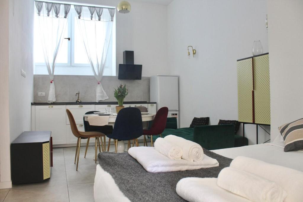 Ample 2-BR Space 1 min to Romolo M2 - 3