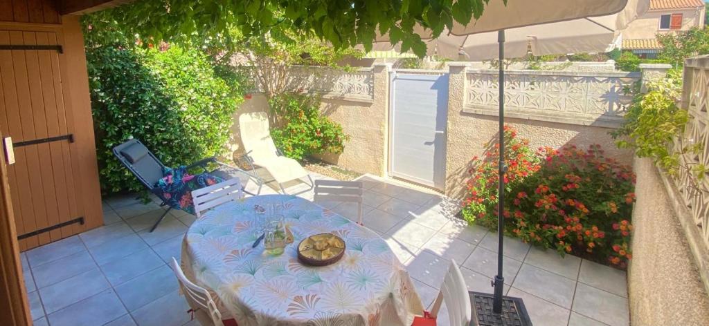 Maison de vacances, 4 à 5 couchages, cuisine séjour climatisé dans résidence avec piscine, les Jardins de Portiragnes, 500m de la mer, LRJP31 - 2