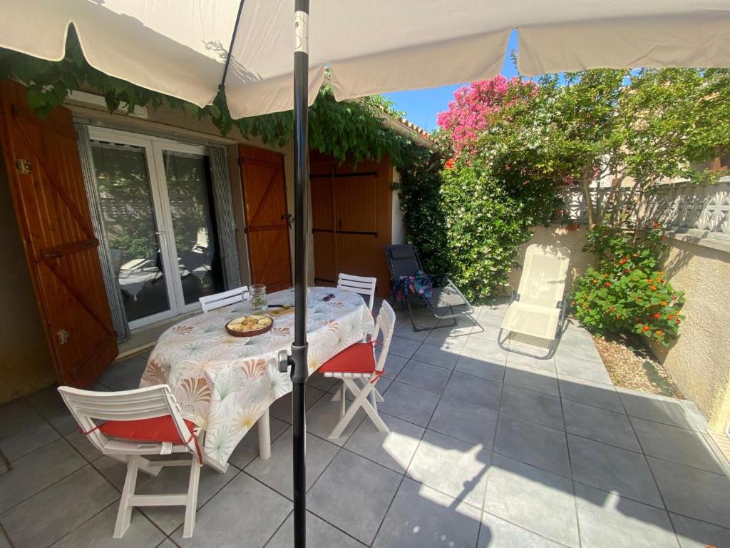 Maison de vacances, 4 à 5 couchages, cuisine séjour climatisé dans résidence avec piscine, les Jardins de Portiragnes, 500m de la mer, LRJP31 - 3