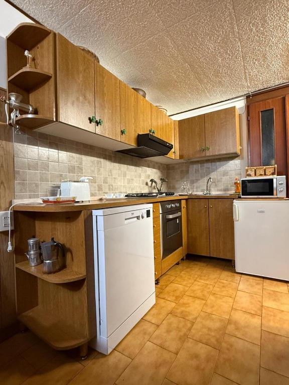Polished 2-BR Bi-Level Navigli District - 4
