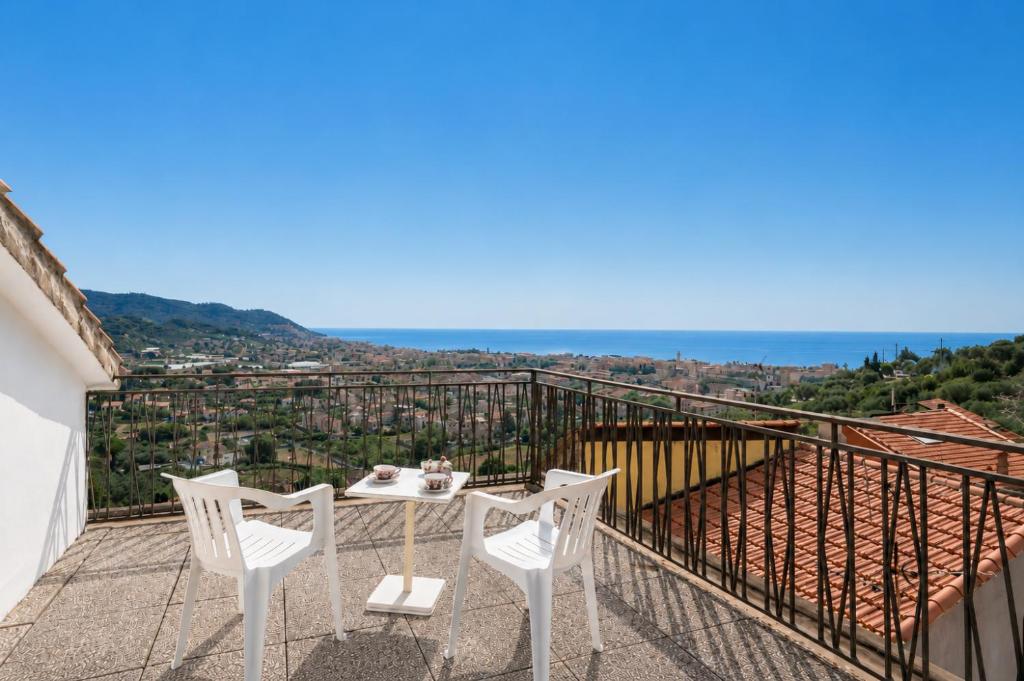 Panoramic Sea Views - Historic 3 Bedroom Hilltop Home - 2