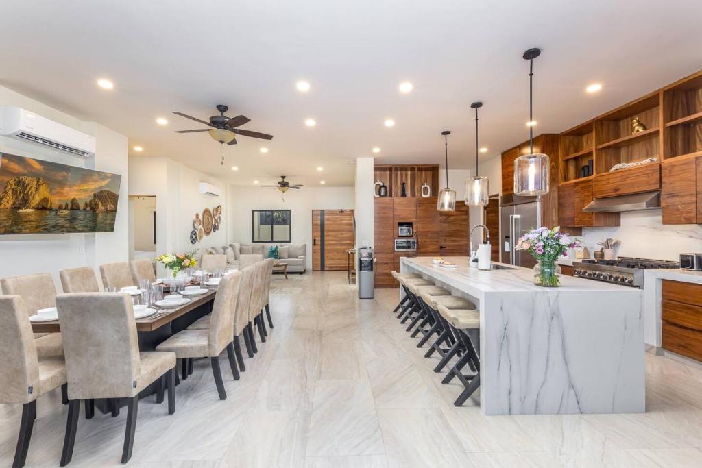 8BR Beach Estate, Pool, Hot Tub, 4 Villas - 5