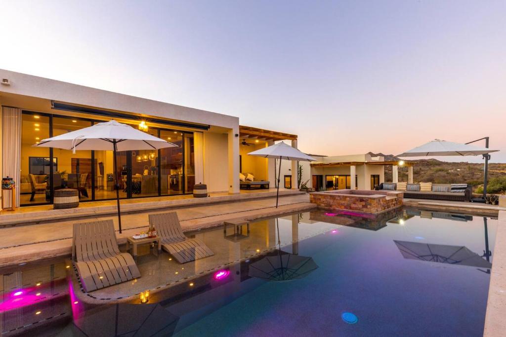 8BR Beach Estate, Pool, Hot Tub, 4 Villas - 1