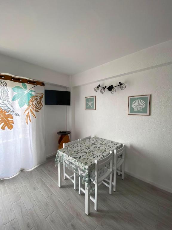 Studio vue mer et montagne pieds dans l'eau - 2