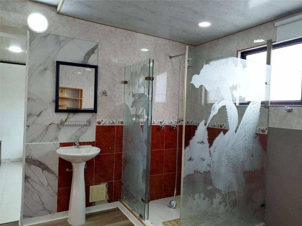 Amplia habitación con baño grande - 3