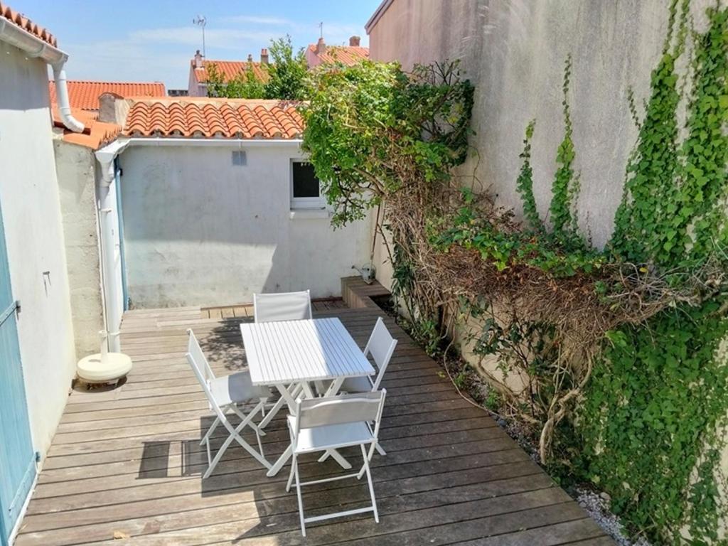Charmante maison rénovée proche port et plage, 3 chambres, cour avec salon de jardin - FR-1-331-81 - 1