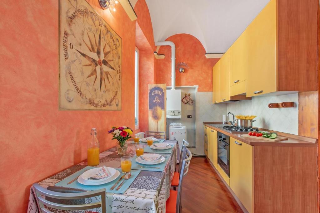 La Perla, Walk to Casino & Old Town - Happy Rentals - 2