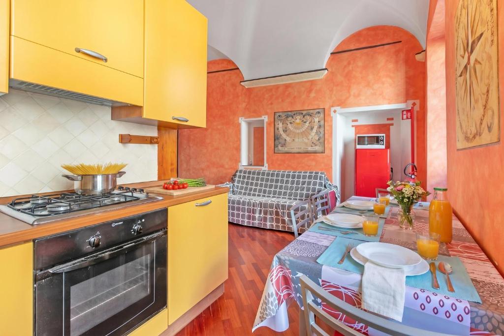 La Perla, Walk to Casino & Old Town - Happy Rentals - 3