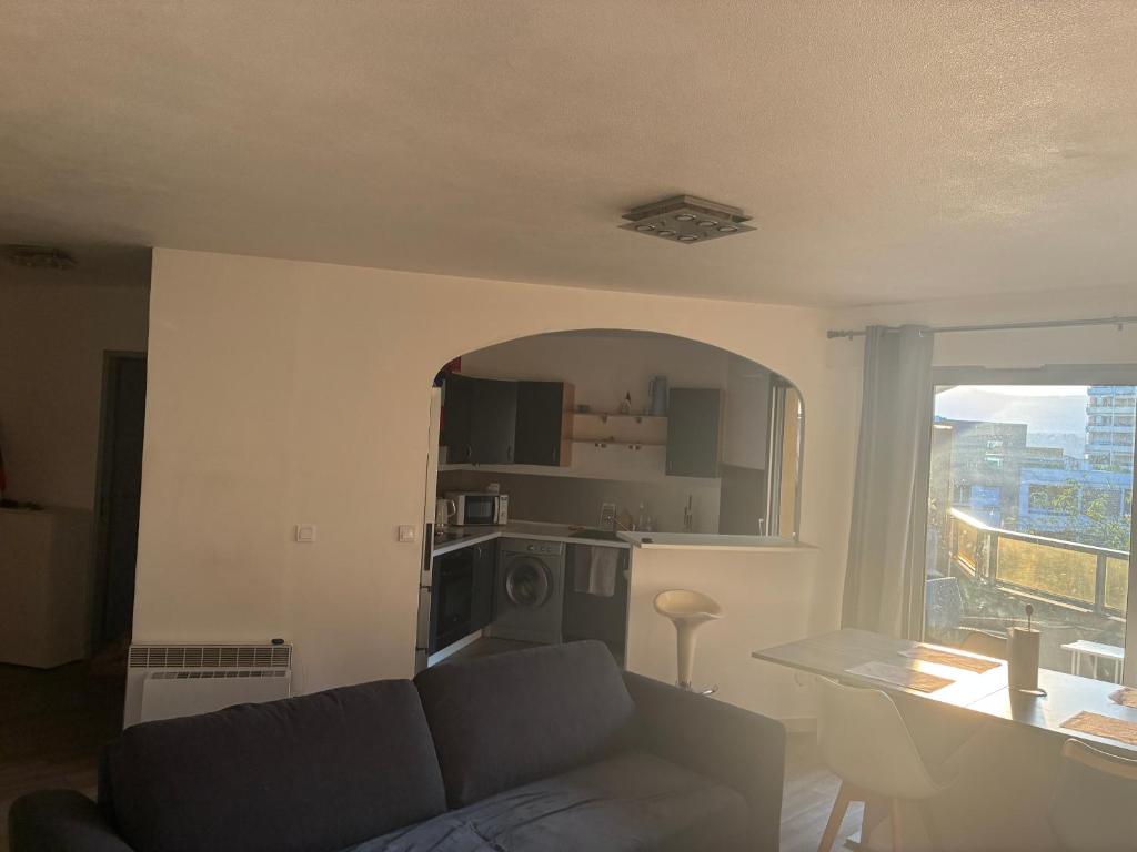 APPARTEMENT ENTIER dans une résidence privée avec gardien, piscine et aire de jeux pour enfants - 1