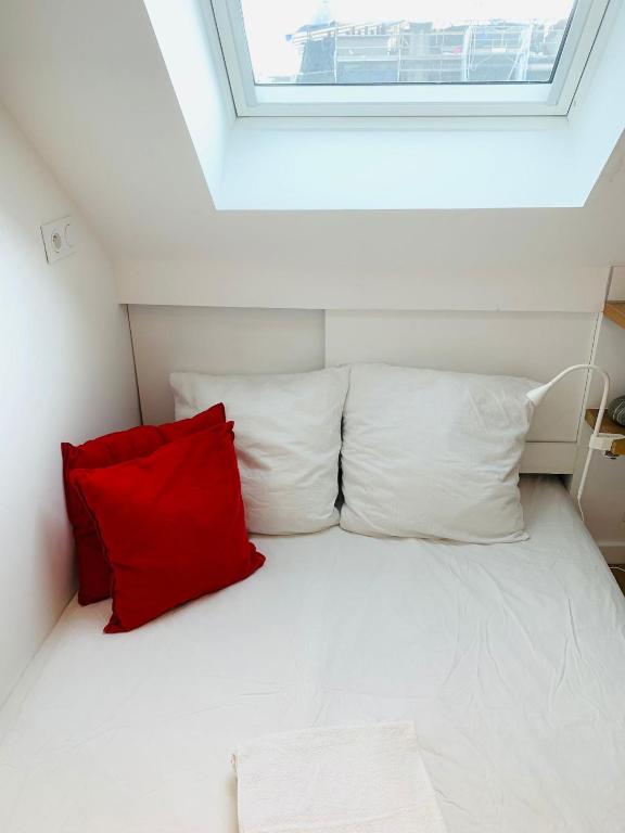 Coeur de Paris sur la Place Maubert Studio entier neuf calme clair propre avec Vue Tout Paris cuisine salle de bains ascenseur AC - 2