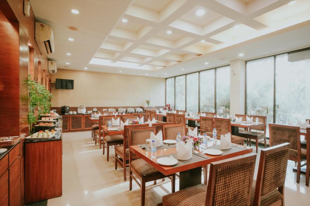 Restaurant, Hotel Phoenix in Pune