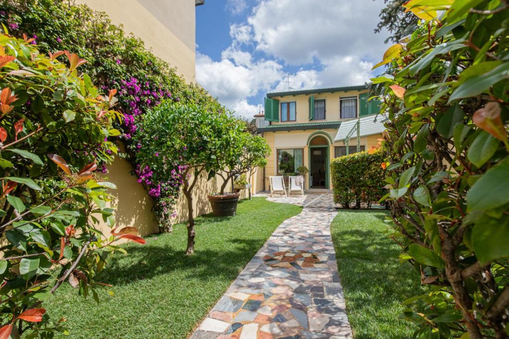 Verdemare, a Viareggio parcheggio privato e splendido giardino - 4