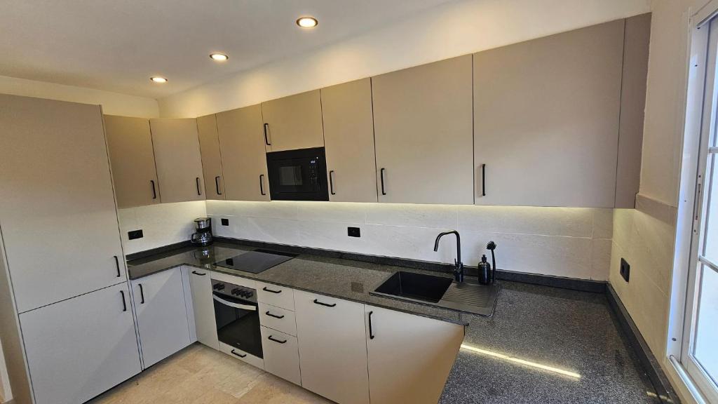 Luxury Renovated Duplex with Pools Private Jacuzzi - 4
