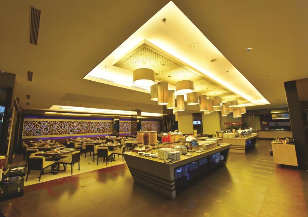 Restaurant, Holiday Inn Bandung Pasteur By IHG in Bandung