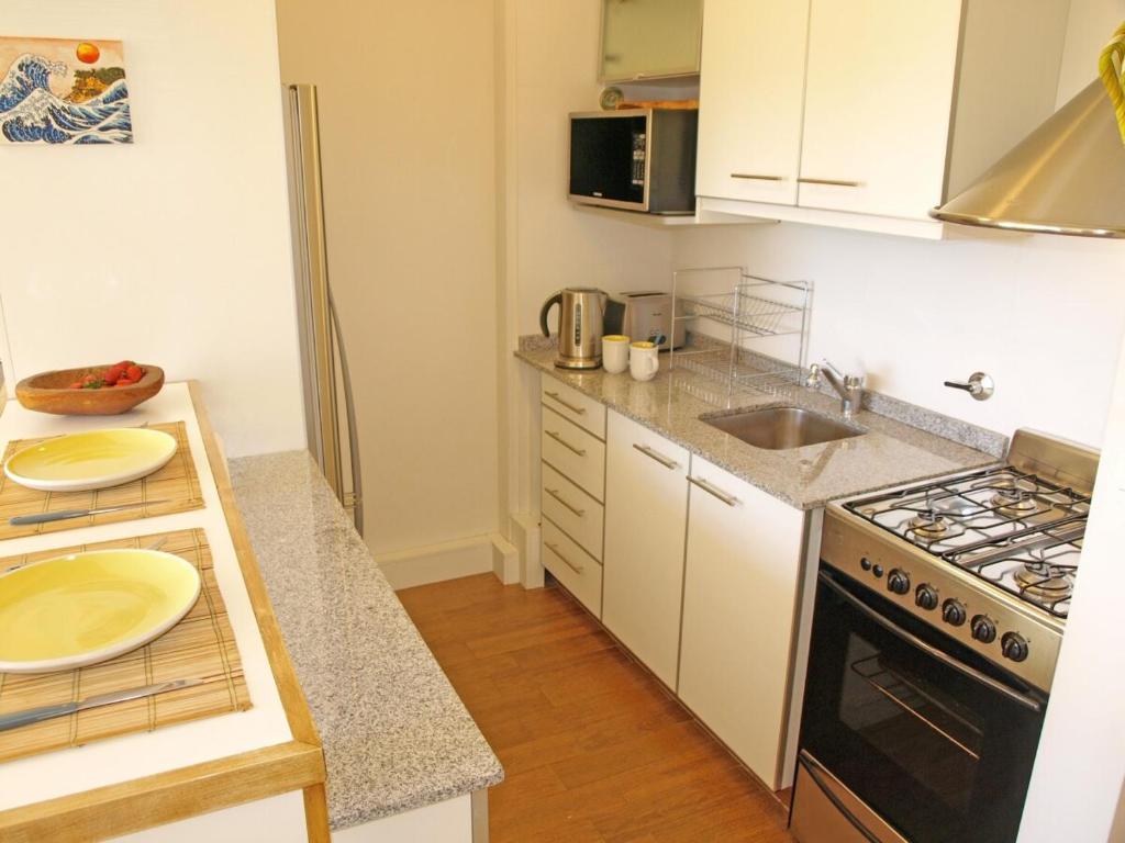 Bright and modern with lake view - 5