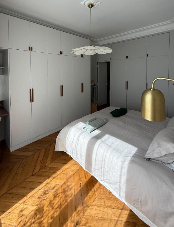 Elegant Haussmannian between - 2