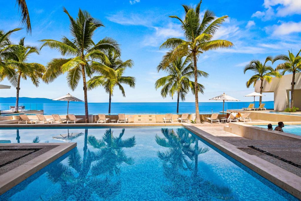 Modern oceanfront studio with breathtaking sunsets, heated pools & beach access - 1